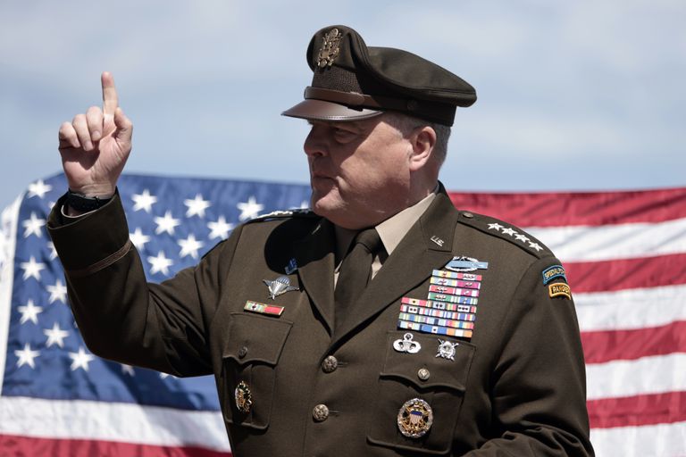 El general del ejército Mark Milley, jefe del Estado Mayor Conjunto, asiste a una entrevista con Associated Press en el cementerio americano de Colleville-sur-Mer, con vistas a Omaha Beach, el lunes 6 de junio de 2022.