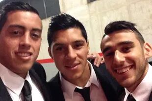Con Enzo Pérez y el Toto Salvio, dos de los argentinos con los que compartió plantel durante un año en Benfica