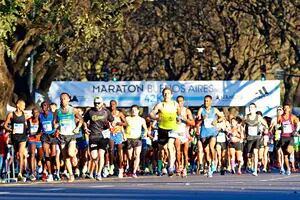 Fiesta en las calles: la Maratón de Buenos Aires busca récords e historias