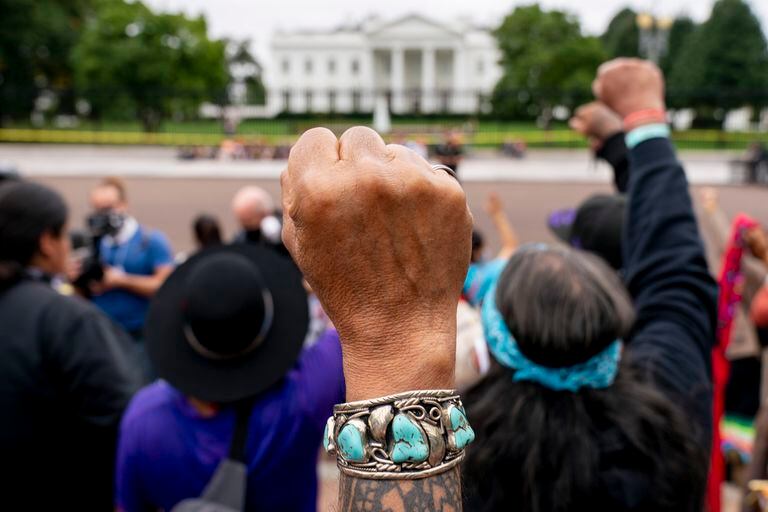 ARCHIVO - Wolf Ramerez de Houston, Texas, (centro) se une a otras personas en una protesta frente a la Casa Blanca, en Washington, el 11 de octubre de 2021. (AP Foto/Andrew Harnik, Archivo)