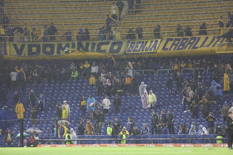 Los hinchas de Boca, molestos por la suspensión del partido entre Boca Juniors y Newell's Old Boys