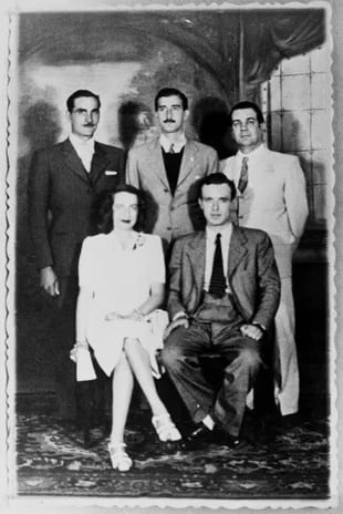 El casamiento de Silvina Ocampo y Bioy, en Las Flores. Atrás, los testigos: Oscar Pardo, Enrique Luis  Drago Mitre y Jorge Luis Borges