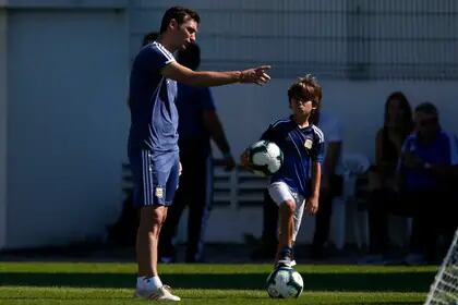 Scaloni con su hijo Ian, en un entrenamiento de la selección argentina en la Copa América Brasil 2019.