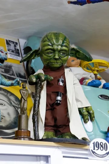 La figura de Yoda, uno de las más poderosos Maestros Jedi de la saga Star Wars, junto a Godzilla