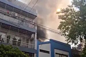 Un incendio en un depósito de pintura obligó a evacuar una escuela con 80 alumnos en Balvanera