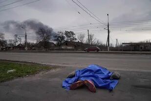 Se multiplican las fosas comunes en las ciudades ucranianas atacadas por los rusos