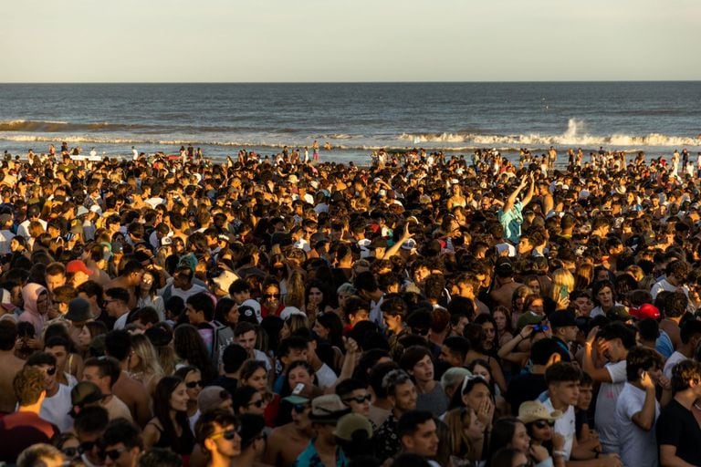 El público para ver al DJ Fer Palacios en el after beach del Balneario Boutique, en Pinamar