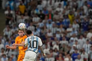 Lionel Messi lucha por la pelota