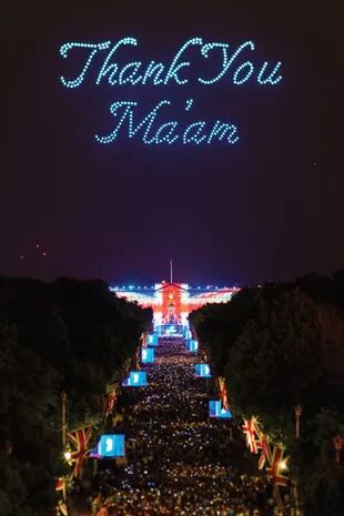 Los drones escribieron un saludo para Isabel en el cielo nocturno sobre la multitud que asistió a los shows del Jubileo: “Gracias, señora”.