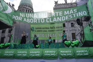 El escenario del lado verde, con representantes de la Campaña Nacional por el Derecho al Aborto Legal, Seguro y Gratuito