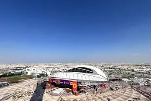 El estadio Khalifa de Doha, uno de los escenarios que se utilizarán en la Copa del Mundo 2022; en uno de sus laterales hay un museo deportivo