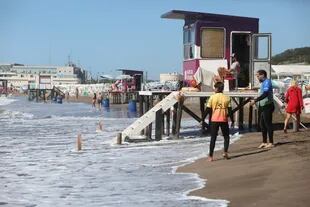 El clima fresco y la falta de playa, hizo que no muchos turistas copen las arenas de Playa Grande