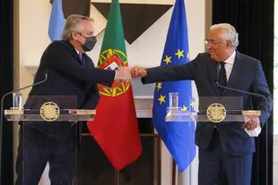 El primer ministro de la República Portuguesa, António Costa, con el presidente Alberto Fernández, previo a la partida de este último a Madrid.
