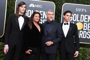 Pierce Brosnan, su esposa Keely Shaye Smith y sus hijos Paris Brosnan y Dylan Brosnan, en los Globos de Oro 2020, en donde los hijos del actor fueron embajadores de los galardones