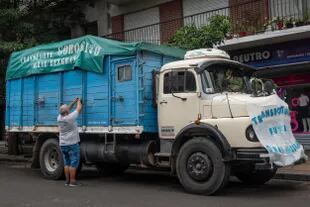 Mariano Gorosito con su camión durante las mudanzas de la iniciativa "Transportando Futuro"