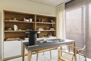 Biblioteca, escritorio y sillas (Talleres Sustentables). Cortinas de bandas de madera Hunter Douglas (Tesatech) y de gasa (Flora E). 