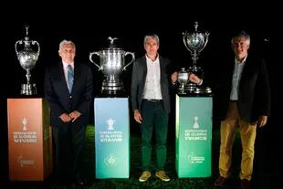 Cada presidente con "su" copa: Jorge Eduardo Anzorreguy, de Tortugas, con la Emilio de Anchorena; Delfín Uranga, de la Asociación Argentina de Polo, con The Championship Cup, y Fernando Kelly, con The Ayrshire Cup.