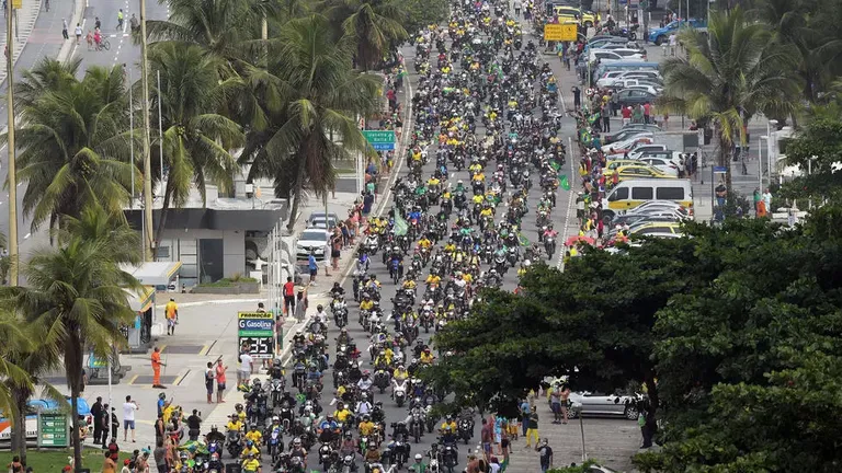 Seguidores del presidente brasileño, Jair Bolsonaro, participan en una caravana de motociclistas por las playas de Rio de Janeiro, el 23 de mayo de 2021