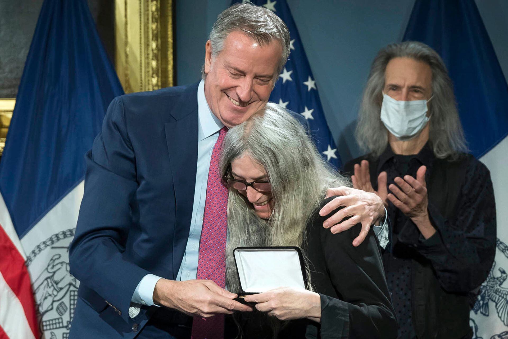 El alcalde de Nueva York, Bill de Blasio le entrega las llaves de la ciudad a Patti Smith