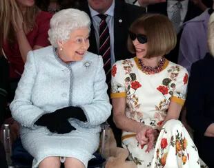 La reina Isabel de Gran Bretaña junto a la editora de moda de Vogue, Anna Wintour, mientras ven el desfile de Richard Quinn antes de entregarle el premio inaugural Reina Isabel II de diseño británico en el centro de Londres el 20 de febrero de 2018