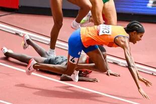 La caída de Sifan Hassan, de Países Bajos, en los 1500 metros