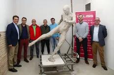 Una estatua de Andrés Iniesta desnudo revolucionó las redes con ocurrentes memes