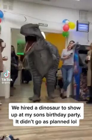 The dinosaur surprised the birthday guests (Photo: Video capture / Tiktok / @fjerry)