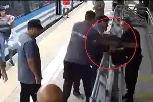 Intentó robar un celular en el tren y los pasajeros lo detuvieron