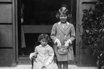 La princesa Margarita (izquierda) y su hermana mayor, la futura reina Isabel II de Gran Bretaña en 1933