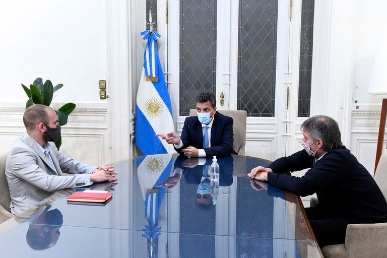 Sergio Massa, Máximo Kirchner y Martín Guzmán el día de la sesión por el impuesto a las Ganancias.