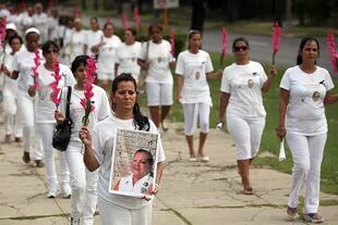 Las Damas vistes de blanco "como símbolo de pureza y paz", con retratos de sus familiares encarcelados