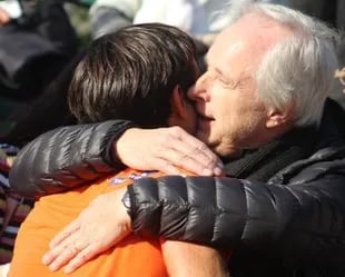 Carlos Olivieri, fallecido durante la pandemia, abrazando a su hijo cuando ganó su primer Future, en el M15 de Buenos Aires 2019