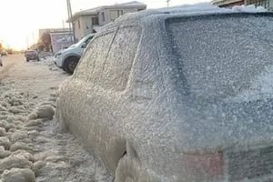 Tierra del Fuego: autos y olas congeladas por el temporal de frío extremo
