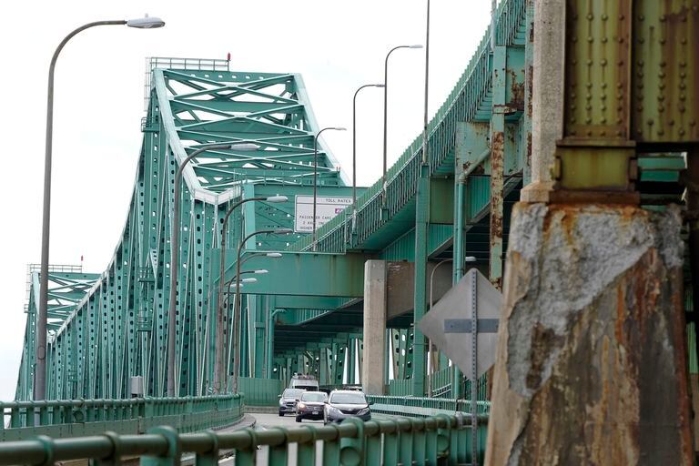 ARCHIVO - Autos toman la rampa de salida del puente Tobin Memoriar en Chelsea, Massachusetts, 31 de marzo de 2021. El Departamento de Transportes lanza un proyecto de 27.000 millones de dólares para reparar unos 15.000 puentes como parte de la ley de infraestructura aprobada en noviembre de 2021, se informó el viernes 14 de enero de 2022. (AP Foto/Steven Senne, File)