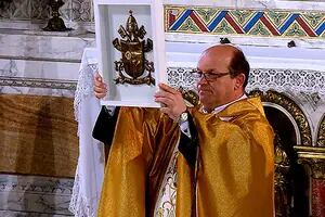 Un párroco busca en ferias y anticuarios una reliquia con la sangre de Juan Pablo II