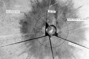 Una vista aérea de la zona cero 28 horas después de la prueba Trinity el 16 de julio de 1945, la explosión nuclear creó un cuasicristal recién descubierto que se formó en la fusión de la arena circundante, la torre de prueba y las líneas de transmisión