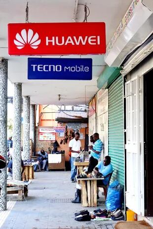 En Tanzania, un cartel muestra la competencia de Tecno con Huawei