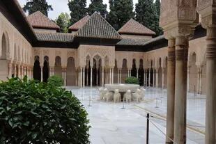 El Palacio de los Leones, una de las construcciones que integran la Alhambra, la joya arquitectónica morisca que deslumbra en Granada, España
