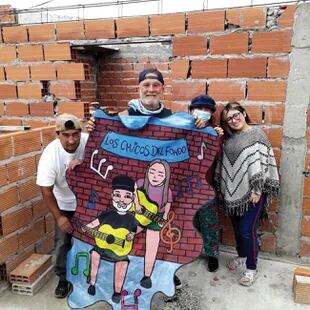 Muchos más ladrillos en la pared: Flavio, en campaña, después de tocar un acústico con su hija Cocó para juntar materiales para el comedor popular Los Chicos del Fondo, en el marplatense Barrio Autódromo.