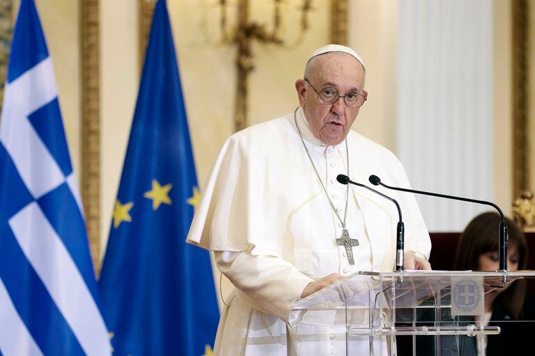 El Papa Francisco pronuncia un discurso durante una ceremonia en el Palacio Presidencial en Atenas, Grecia, el sábado 4 de diciembre de 2021.
