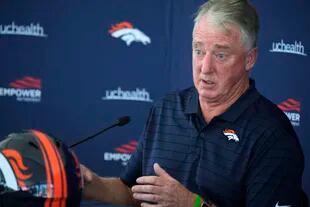 Joe Ellis, presidente de los Broncos de Denver, habla en una conferencia de prensa el martes 27 de julio de 2021, en Englewood, Colorado (AP Foto/David Zalubowski)
