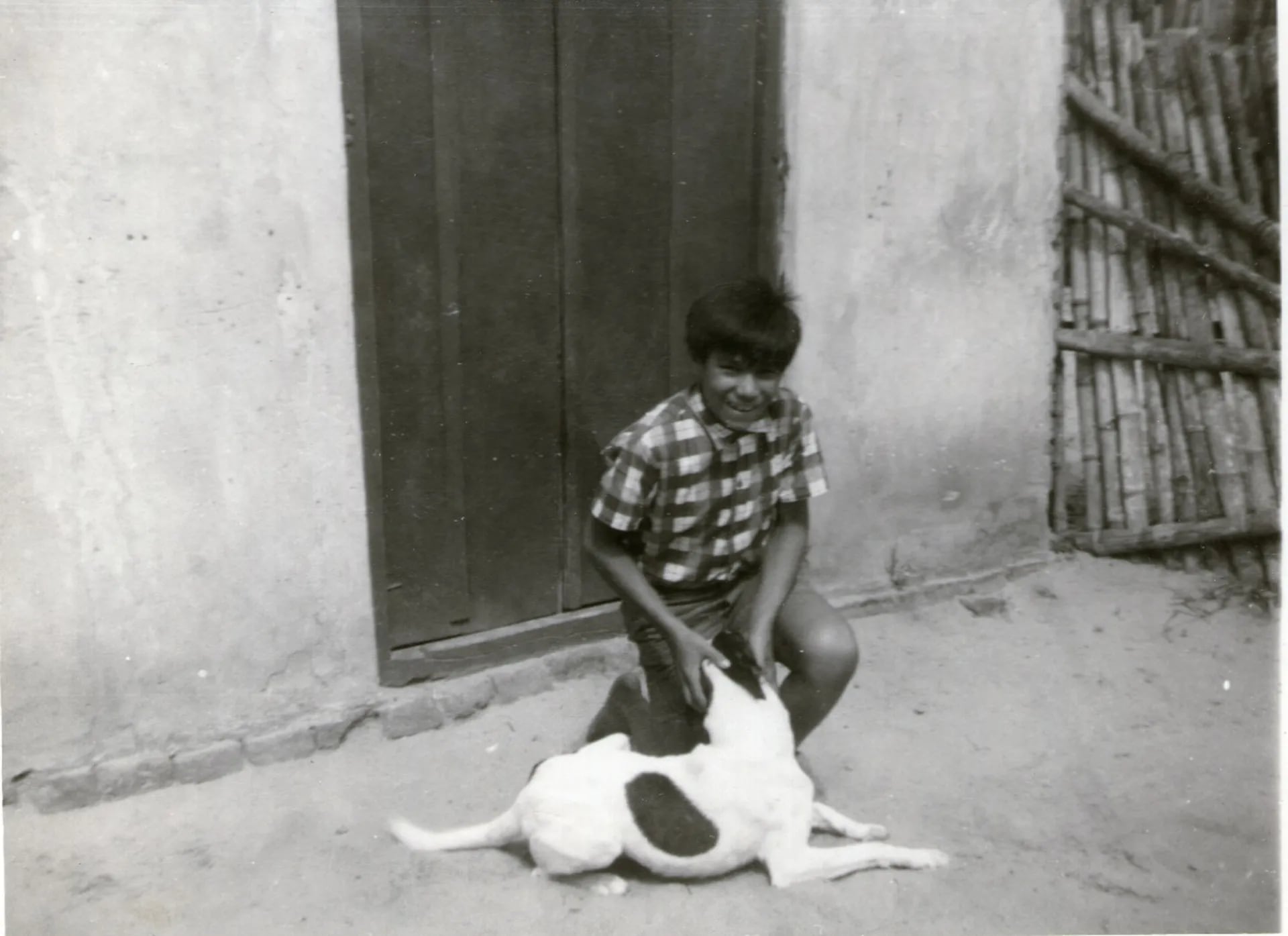 Horacio Núñez frente a la casa de sus padres, donde nació y se crió, en Ituzaingó, Corrientes