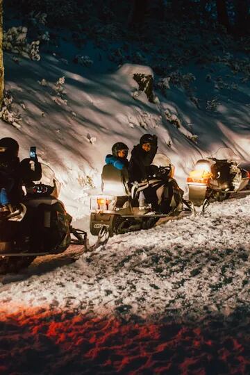 Cómo es la exclusiva cena de 15.000 pesos a la que se llega en moto de nieve