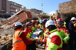 El increíble rescate a una mujer que estuvo enterrada 100 horas bajo los escombros cerca de su familia muerta