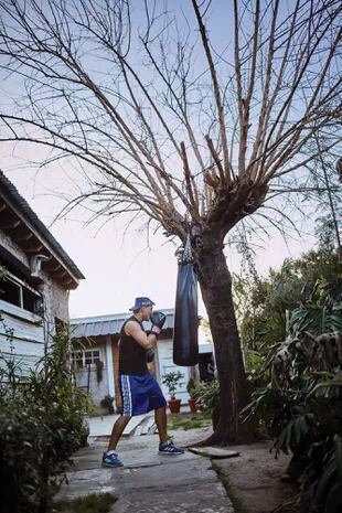 Yamil Peralta armó el gimnasio en su casa, en la localidad de José C. Paz