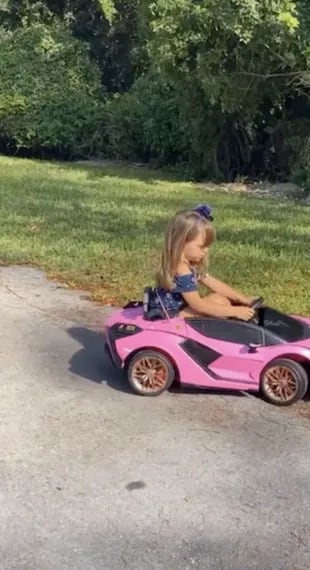 Roma, la hija menor de Rocío Guirao Díaz y Nicolás Paladini paseando en su auto rosa por Miami