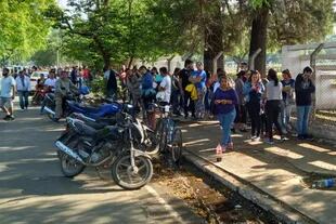 La fila para cobrar el subsidio de $5000 en las afueras del hipódromo de Tucumán