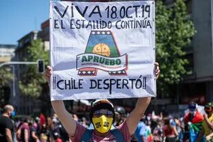 Un manifestante conmemora el primer aniversario del levantamiento social en Chile, en Santiago, el 18 de octubre de 2020, mientras el país se prepara para un referéndum histórico