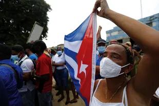 Simpatizantes del gobierno cubano en San Antonio de los Baños en las protestas antigubernamentales en las que participaron miles de personas, en San Antonio de los Baños, en julio pasado