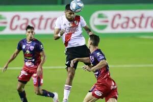 La discusión entre José Chatruc y Farinella por el gol mal anulado contra River